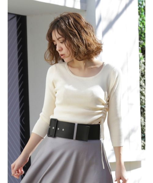 dazzlin（ダズリン）の「サイドドロストクルートップス（ニット/セーター・レディース・ベージュ/オフホワイト/オレンジ/グリーン・FREE）」の2枚目の写真