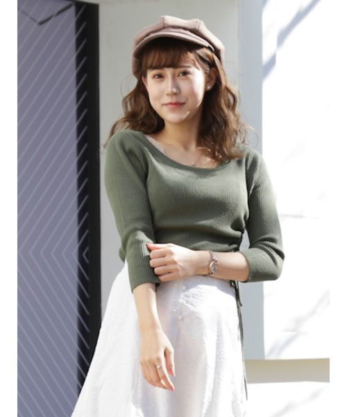 dazzlin（ダズリン）の「サイドドロストクルートップス（ニット/セーター・レディース・ベージュ/オフホワイト/オレンジ/グリーン・FREE）」の4枚目の写真