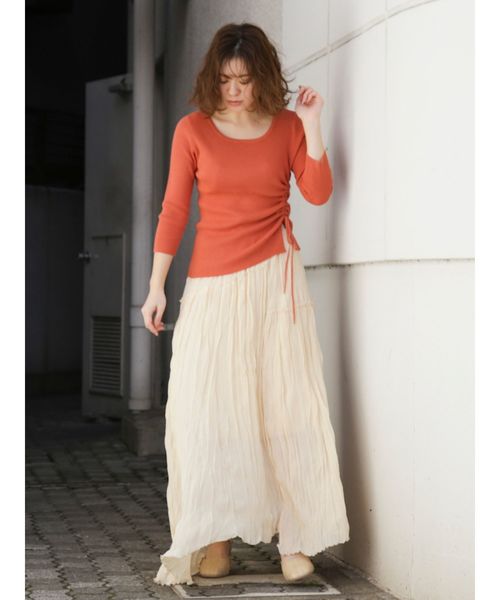 dazzlin（ダズリン）の「サイドドロストクルートップス（ニット/セーター・レディース・ベージュ/オフホワイト/オレンジ/グリーン・FREE）」の7枚目の写真