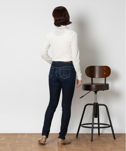 SOMETHING(サムシング)の「SOMETHING(サムシング)【レディース】「ANN」スキニーパンツ(デニムパンツ・レディース・ダークインディゴブルー・30inch/28inch/29inch/25inch/26inch/27inch)」の13枚目の写真