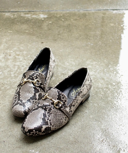 SESTO（セスト）の「生活防水対応ビット付きローファーレインパンプス（レインシューズ・レディース・ブラック/ダークブラウン/パイソン・22.5cm/23.5cm/24.5cm/25.5cm/23.0cm/24.0cm/22.0cm）」の12枚目の写真