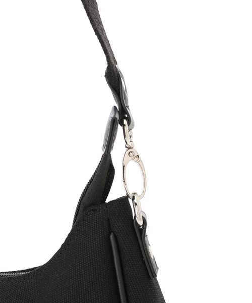 CONVERSE（コンバース）の「CONVERSE　CANVAS ROUND SHOULDER BAG（ショルダーバッグ・レディース・ブラック/オフホワイト/ブラック系その他・FREE）」の7枚目の写真