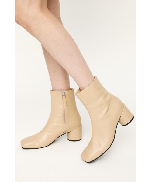 SLY（スライ）の「COLUMN HEEL SHORT ブーツ/ヒール（ブーツ・レディース・ブラック/ライトベージュ/ゴールド・SMALL/MEDIUM/LARGE）」の17枚目の写真