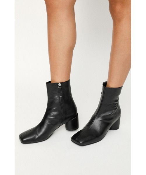 SLY（スライ）の「COLUMN HEEL SHORT ブーツ/ヒール（ブーツ・レディース・ブラック/ライトベージュ/ゴールド・SMALL/MEDIUM/LARGE）」の10枚目の写真