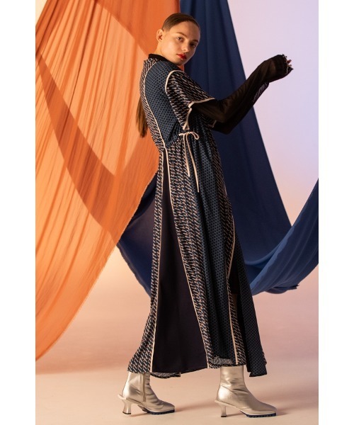 AULA AILA（アウラアイラ）の「幾何学プリントドレス（ドレス・レディース・ブルー/ブラウン/ネイビー・0）」の5枚目の写真