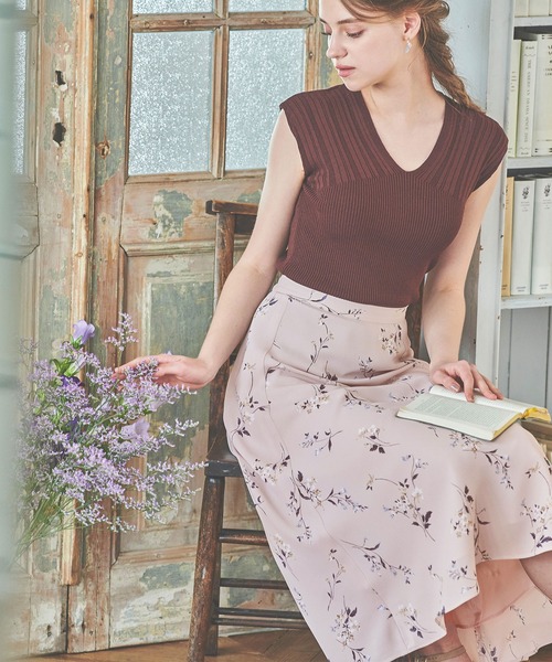 BE RADIANCE(ビーラディエンス)の「Vネックリブニットトップス(ニット/セーター・レディース・ブラウン/ブルー/ラベンダー・FREE)」の2枚目の写真