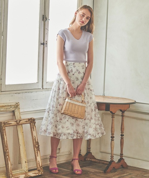 BE RADIANCE(ビーラディエンス)の「Vネックリブニットトップス(ニット/セーター・レディース・ブラウン/ブルー/ラベンダー・FREE)」の4枚目の写真