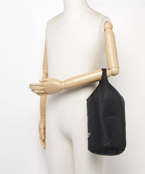 Speedo（スピード）の「Speedo/ハイドロエアウォータープルーフ ナイロンバッグ8L（エコバッグ/サブバッグ・レディース・ブラック/カーキ・FREE）」の5枚目の写真