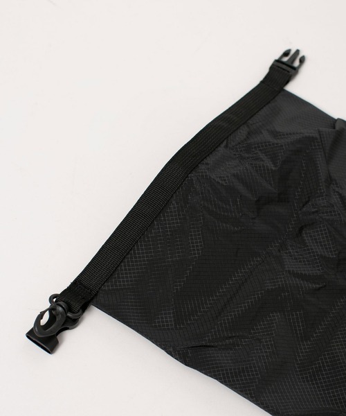 Speedo（スピード）の「Speedo/ハイドロエアウォータープルーフ ナイロンバッグ8L（エコバッグ/サブバッグ・レディース・ブラック/カーキ・FREE）」の13枚目の写真