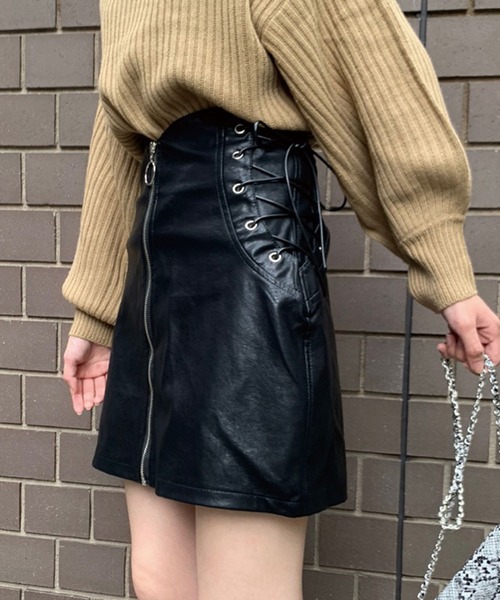 SPIGA(スピーガ)の「サイド編み上げフロントZIPハイウエストレザーミニスカート(スカート・レディース・ブラック・SMALL/MEDIUM)」の3枚目の写真