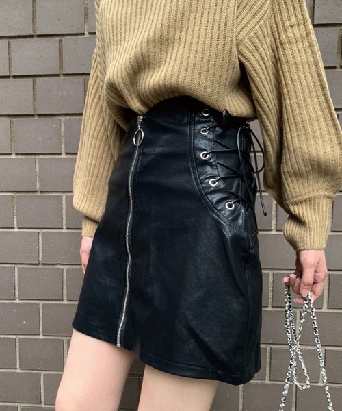 SPIGA(スピーガ)の「サイド編み上げフロントZIPハイウエストレザーミニスカート(スカート・レディース・ブラック・SMALL/MEDIUM)」の4枚目の写真