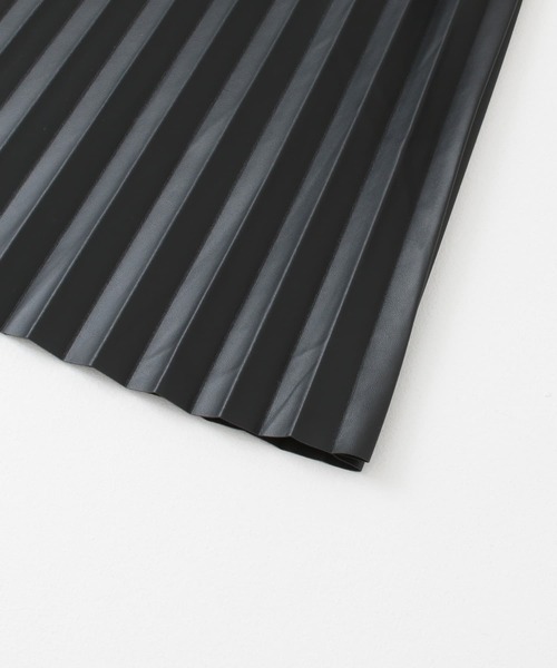 URBAN RESEARCH（アーバンリサーチ）の「『Oggi11月号掲載』レザーライクロングプリーツスカート（スカート・レディース・ブラック/ベージュ/グリーン系その他・38/36）」の20枚目の写真