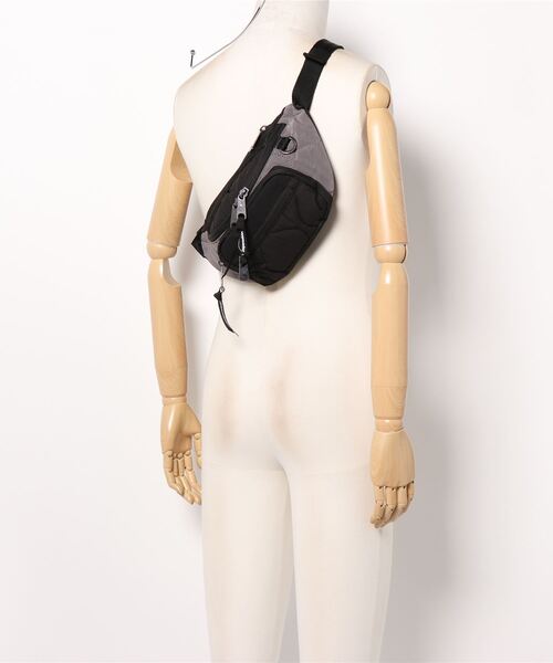 INDISPENSABLE （インディスペンサブル）の「INDISPENSABLE BELT BAG STICKY OQ / インディスペンサブル ベルトバッグ ブラック（ボディバッグ/ウエストポーチ・メンズ・ブラック・FREE）」の2枚目の写真