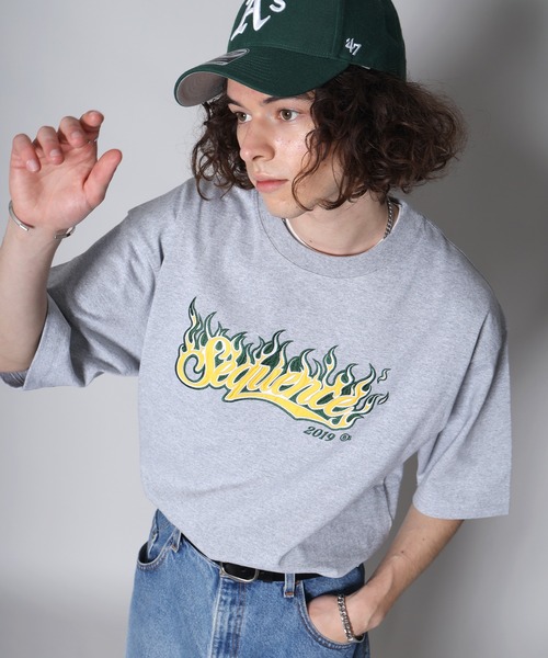 SEQUENZ(シークエンズ)の「SEQUENZ / FLAME COLLEGE WAPPEN SHORT SLEEVE TEE / ファイヤー カレッジ ロゴ 半袖Tシャツ(Tシャツ/カットソー・メンズ・ホワイト/ブラック/グレー/ラベンダー/グリーン系その他2/その他3/その他4/その他1/その他5/その他2/その他6/グリーン系その他/ブルー・MEDIUM/LARGE/X-LARGE)」の10枚目の写真