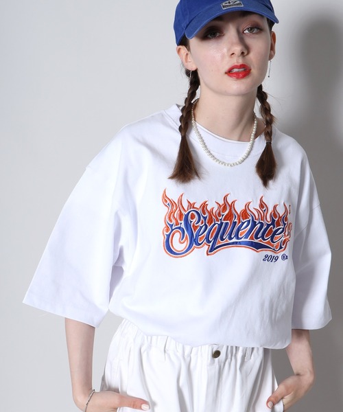SEQUENZ(シークエンズ)の「SEQUENZ / FLAME COLLEGE WAPPEN SHORT SLEEVE TEE / ファイヤー カレッジ ロゴ 半袖Tシャツ(Tシャツ/カットソー・メンズ・ホワイト/ブラック/グレー/ラベンダー/グリーン系その他2/その他3/その他4/その他1/その他5/その他2/その他6/グリーン系その他/ブルー・MEDIUM/LARGE/X-LARGE)」の1枚目の写真