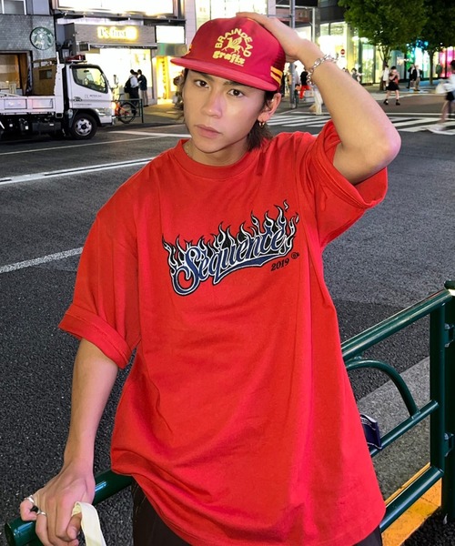 SEQUENZ(シークエンズ)の「SEQUENZ / FLAME COLLEGE WAPPEN SHORT SLEEVE TEE / ファイヤー カレッジ ロゴ 半袖Tシャツ(Tシャツ/カットソー・メンズ・ホワイト/ブラック/グレー/ラベンダー/グリーン系その他2/その他3/その他4/その他1/その他5/その他2/その他6/グリーン系その他/ブルー・MEDIUM/LARGE/X-LARGE)」の11枚目の写真