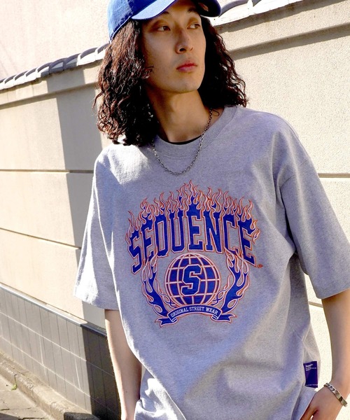 SEQUENZ(シークエンズ)の「SEQUENZ / FLAME COLLEGE WAPPEN SHORT SLEEVE TEE / ファイヤー カレッジ ロゴ 半袖Tシャツ(Tシャツ/カットソー・メンズ・ホワイト/ブラック/グレー/ラベンダー/グリーン系その他2/その他3/その他4/その他1/その他5/その他2/その他6/グリーン系その他/ブルー・MEDIUM/LARGE/X-LARGE)」の4枚目の写真