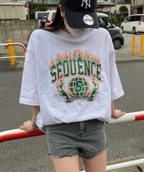 SEQUENZ(シークエンズ)の「SEQUENZ / FLAME COLLEGE WAPPEN SHORT SLEEVE TEE / ファイヤー カレッジ ロゴ 半袖Tシャツ(Tシャツ/カットソー・メンズ・ホワイト/ブラック/グレー/ラベンダー/グリーン系その他2/その他3/その他4/その他1/その他5/その他2/その他6/グリーン系その他/ブルー・MEDIUM/LARGE/X-LARGE)」の2枚目の写真