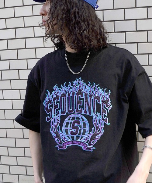 SEQUENZ(シークエンズ)の「SEQUENZ / FLAME COLLEGE WAPPEN SHORT SLEEVE TEE / ファイヤー カレッジ ロゴ 半袖Tシャツ(Tシャツ/カットソー・メンズ・ホワイト/ブラック/グレー/ラベンダー/グリーン系その他2/その他3/その他4/その他1/その他5/その他2/その他6/グリーン系その他/ブルー・MEDIUM/LARGE/X-LARGE)」の3枚目の写真