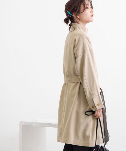 POU DOU DOU（プードゥドゥ）の「ポリエステルソフトギャバスタンドカラーコート（トレンチコート・レディース・ライトブルー/ベージュ/カーキ・3）」の18枚目の写真