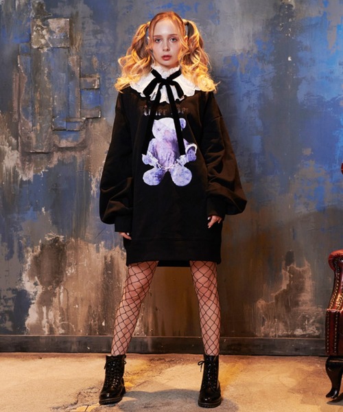 BODYLINE（ボディライン）の「ハロウィンやイベントにも使えるコスチュームシリーズ レディースリボン＆つけ襟付き キラーベアスウェットワンピース オーバーサイズ（ワンピース・レディース・ブラック・2L/4L/M/L）」の2枚目の写真