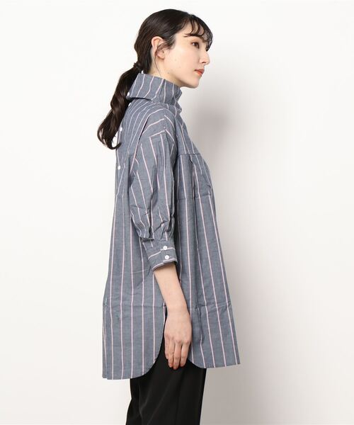 BELLUNA(ベルーナ)の「バックボタン使いボトルネックシャツチュニック(チュニック・レディース・カーキ/ブルー系その他/ストライプ・MEDIUM/LARGE/X-LARGE)」の8枚目の写真