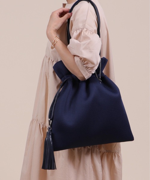 BASE（ベース）の「A4対応 巾着タイプ レディースショルダーバッグ（ショルダーバッグ・レディース・ホワイト/ベージュ/グレー/ネイビー/ブラック・FREE）」の5枚目の写真