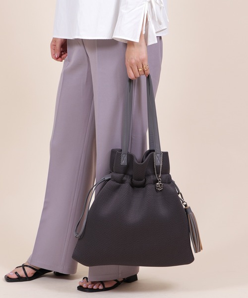 BASE（ベース）の「A4対応 巾着タイプ レディースショルダーバッグ（ショルダーバッグ・レディース・ホワイト/ベージュ/グレー/ネイビー/ブラック・FREE）」の3枚目の写真