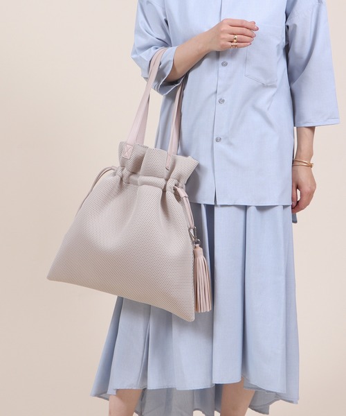 BASE（ベース）の「A4対応 巾着タイプ レディースショルダーバッグ（ショルダーバッグ・レディース・ホワイト/ベージュ/グレー/ネイビー/ブラック・FREE）」の16枚目の写真