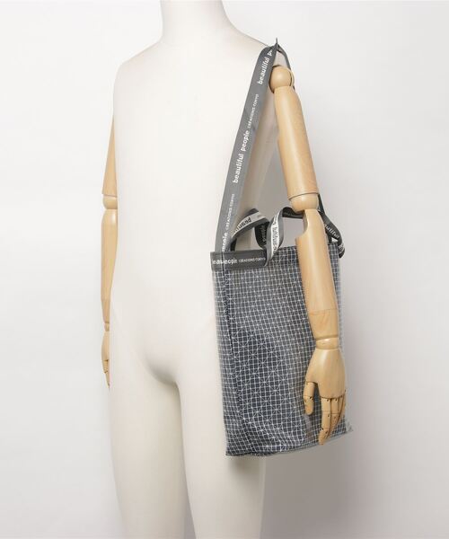 beautiful people（ビューティフルピープル）の「beautiful people-women plaid vinyl logotape should（ショルダーバッグ・レディース・グレー・FREE）」の5枚目の写真