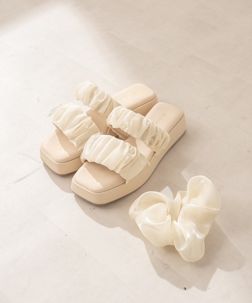 OLIVE des OLIVE(オリーブデオリーブ)の「シュシュ付きサンダル(サンダル・レディース・ブラック/オフホワイト/ミント/クリア・SMALL/MEDIUM/LARGE)」の2枚目の写真