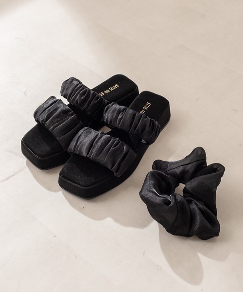 OLIVE des OLIVE(オリーブデオリーブ)の「シュシュ付きサンダル(サンダル・レディース・ブラック/オフホワイト/ミント/クリア・SMALL/MEDIUM/LARGE)」の1枚目の写真