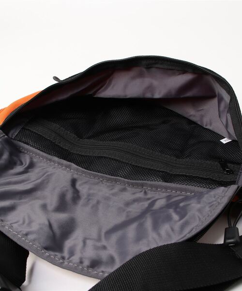 Dickies（ディッキーズ）の「Dickies　OUTLINE LOGO HOLD WAISTBAG（ボディバッグ/ウエストポーチ・メンズ・ブラック/ベージュ/ネイビー/オレンジ・FREE）」の8枚目の写真