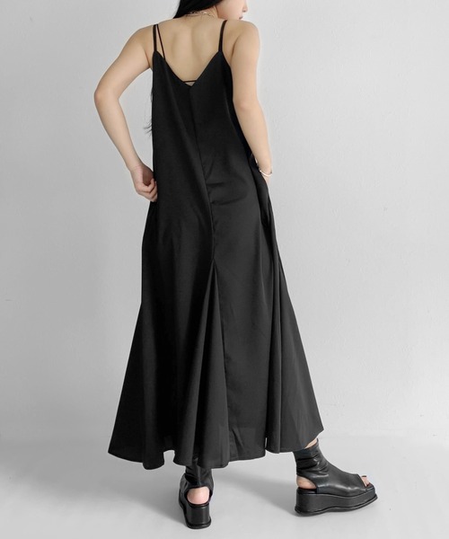 LVEU.(ラブユ.)の「Long flare camisole one-piece / ロングフレアキャミソールワンピース(ワンピース・レディース・ブルー/ブラック・FREE)」の4枚目の写真