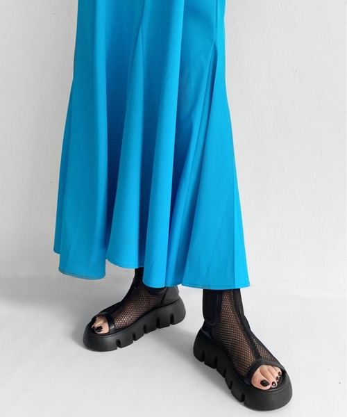 LVEU.(ラブユ.)の「Long flare camisole one-piece / ロングフレアキャミソールワンピース(ワンピース・レディース・ブルー/ブラック・FREE)」の6枚目の写真