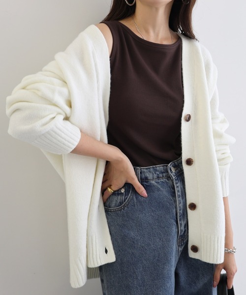 andme（アンドミー）の「【新色追加】Vネック長袖ニットカーディガン（カーディガン/ボレロ・レディース・オートミール/チャコールグレー/グレイッシュベージュ/ベージュ/オレンジ/ラベンダー/ネイビー/ライム/ブラウン/レッド/グレー/ブラック/カーキ系/イエロー/ブルー/オフホワイト・F(M)）」の2枚目の写真