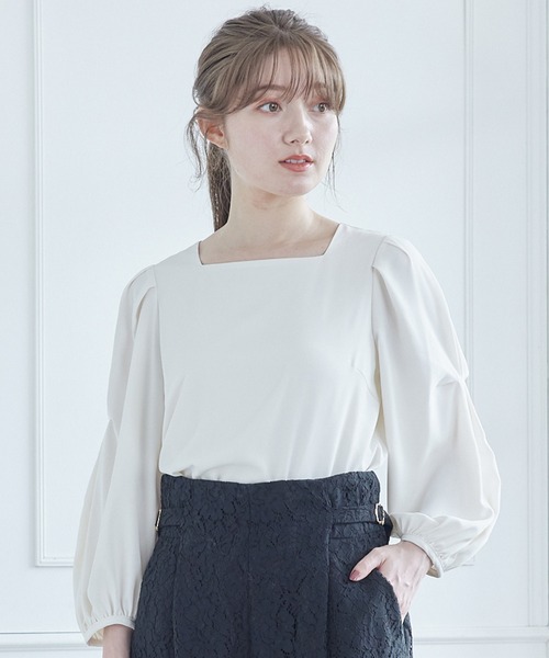 12Twelve Agenda(トゥエルブ アジェンダ)の「スクエアネックデザインスリーブブラウス(シャツ/ブラウス・レディース・ベージュ/ネイビー/ブラウン/オフホワイト・M)」の2枚目の写真