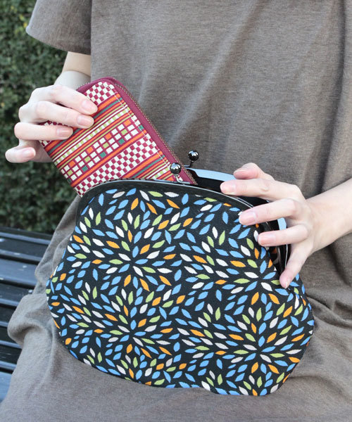 カヤ(カヤ)の「【カヤ】ジャガード7寸丸型がま口バッグ(ハンドバッグ・レディース・カラフル/梅/ホワイト系その他/ブラック系その他/マルチ・FREE)」の2枚目の写真