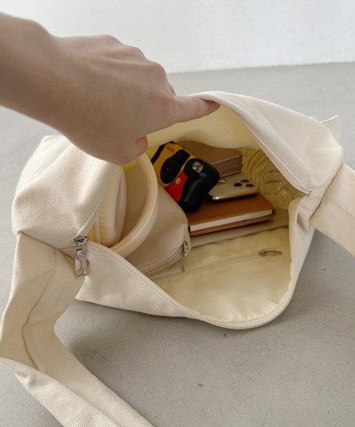 CLEA(クレア)の「【A4サイズ対応】スマホポケット付き ビッグキャンバスショルダーバッグ(ショルダーバッグ・レディース・ブラック/アイボリー・FREE)」の16枚目の写真