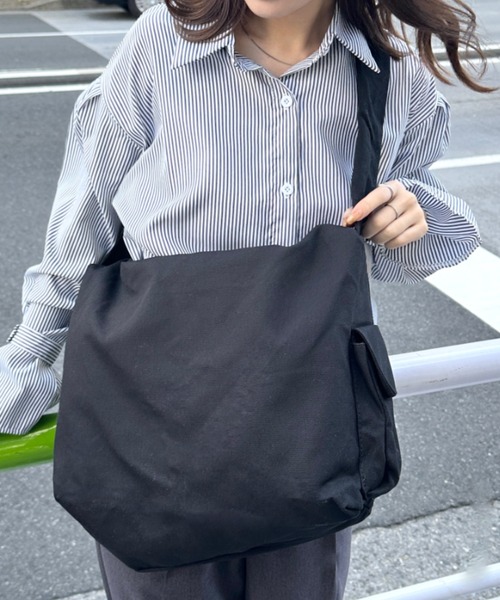 CLEA(クレア)の「【A4サイズ対応】スマホポケット付き ビッグキャンバスショルダーバッグ(ショルダーバッグ・レディース・ブラック/アイボリー・FREE)」の19枚目の写真