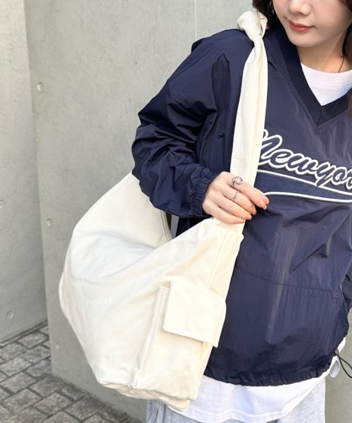 CLEA(クレア)の「【A4サイズ対応】スマホポケット付き ビッグキャンバスショルダーバッグ(ショルダーバッグ・レディース・ブラック/アイボリー・FREE)」の20枚目の写真