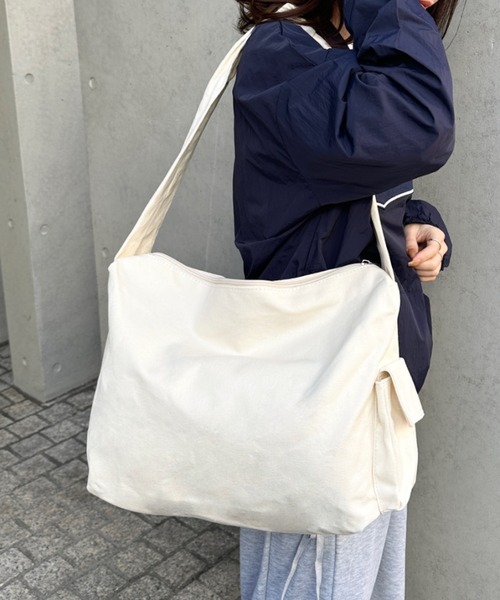 CLEA(クレア)の「【A4サイズ対応】スマホポケット付き ビッグキャンバスショルダーバッグ(ショルダーバッグ・レディース・ブラック/アイボリー・FREE)」の18枚目の写真