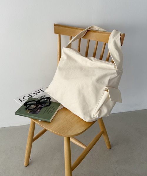 CLEA(クレア)の「【A4サイズ対応】スマホポケット付き ビッグキャンバスショルダーバッグ(ショルダーバッグ・レディース・ブラック/アイボリー・FREE)」の10枚目の写真