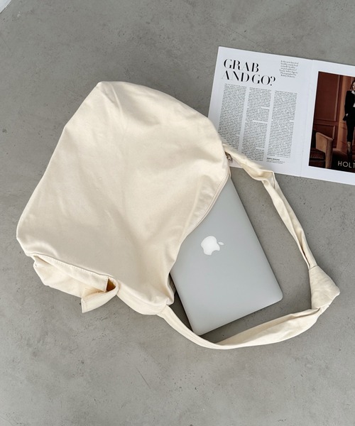 CLEA(クレア)の「【A4サイズ対応】スマホポケット付き ビッグキャンバスショルダーバッグ(ショルダーバッグ・レディース・ブラック/アイボリー・FREE)」の3枚目の写真