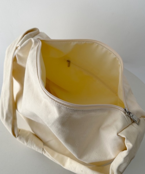 CLEA(クレア)の「【A4サイズ対応】スマホポケット付き ビッグキャンバスショルダーバッグ(ショルダーバッグ・レディース・ブラック/アイボリー・FREE)」の4枚目の写真