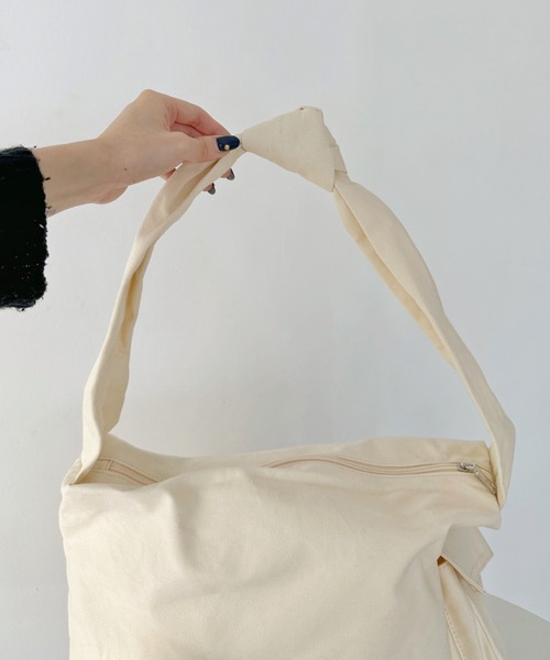 CLEA(クレア)の「【A4サイズ対応】スマホポケット付き ビッグキャンバスショルダーバッグ(ショルダーバッグ・レディース・ブラック/アイボリー・FREE)」の5枚目の写真