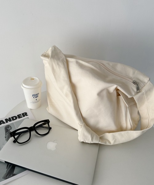 CLEA(クレア)の「【A4サイズ対応】スマホポケット付き ビッグキャンバスショルダーバッグ(ショルダーバッグ・レディース・ブラック/アイボリー・FREE)」の11枚目の写真