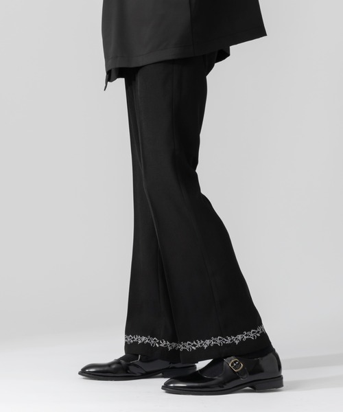 Adoon plain（アドーンプレーン）の「【Adoon plain】刺繍フレアパンツ（スラックス・メンズ・グレー/ブラック・SMALL/MEDIUM/LARGE）」の2枚目の写真
