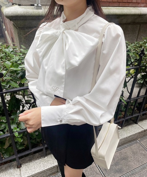 one after another NICE CLAUP(ワンアフターアナザーナイスクラップ)の「ヴィンテージガーリーなスタイリングに/刺繍ボウタイブラウス(シャツ/ブラウス・レディース・サックスブルー系/ブラック/オフホワイト/ピンク/ストライプ・FREE)」の8枚目の写真