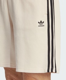 アディダス　ワッフル　バミューダ　ハーフパンツ　ベージュ系　あいみょん adidas（アディダス）の「アディカラー クラシックス ワッフル